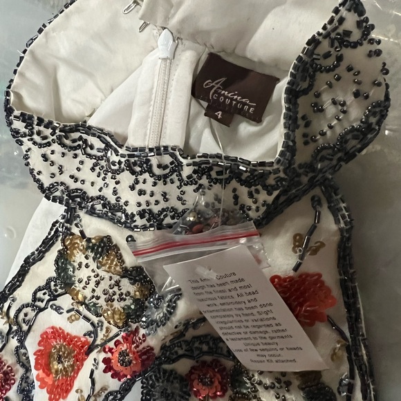 Halter top silk hand embroidered - Picture 2 of 7